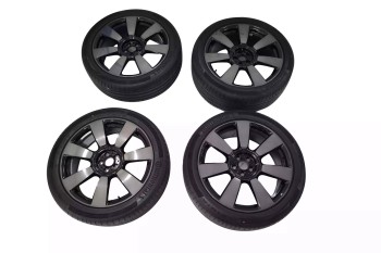 ROLLS ROYCE CULLINAN 22″ Wheels & Tyres Set Silver and Black OEM 6882835 6882836