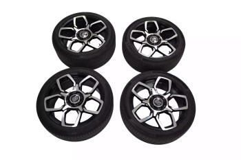 ROLLS ROYCE CULLINAN Black Badge 22″ Wheels with Tyres Set Silver and black OEM 6883750 6883749