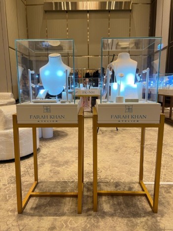 Stunning Jewelry Showcases for Sale 