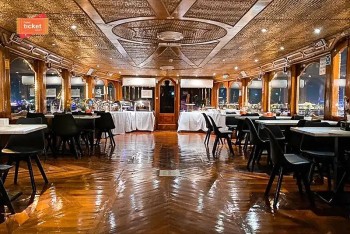inside-view-of-dhow-cruise-dubai-marina